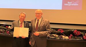 OB Udo Glatthaar (rechts) überreicht eine Sonderurkunde des Städtetags an Jubilar Klaus Dieter Brunotte (links)