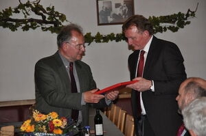 Kreisrat Günter Breitenbacher überreicht dem Politiker als Dankeschön für eine gelungene Soiree ein Buch. (Foto: Ernst)